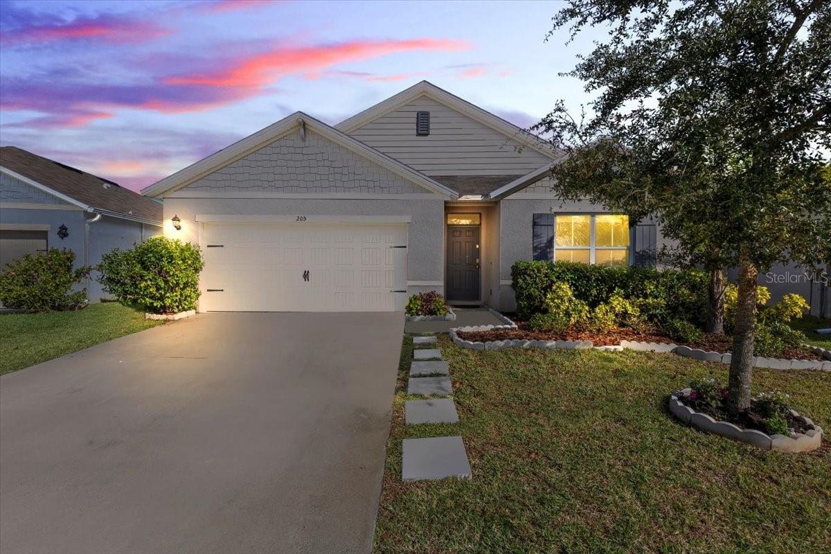 Single Family Residence in EDGEWATER, FL - Daniel Dourado