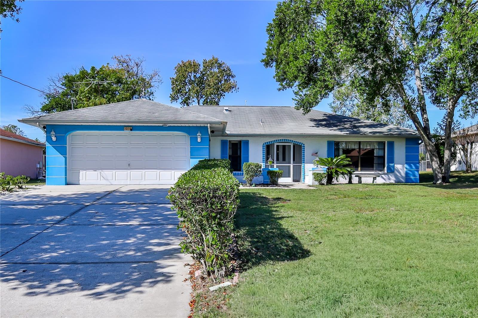 Single Family Residence in SPRING HILL, FL - Daniel Dourado