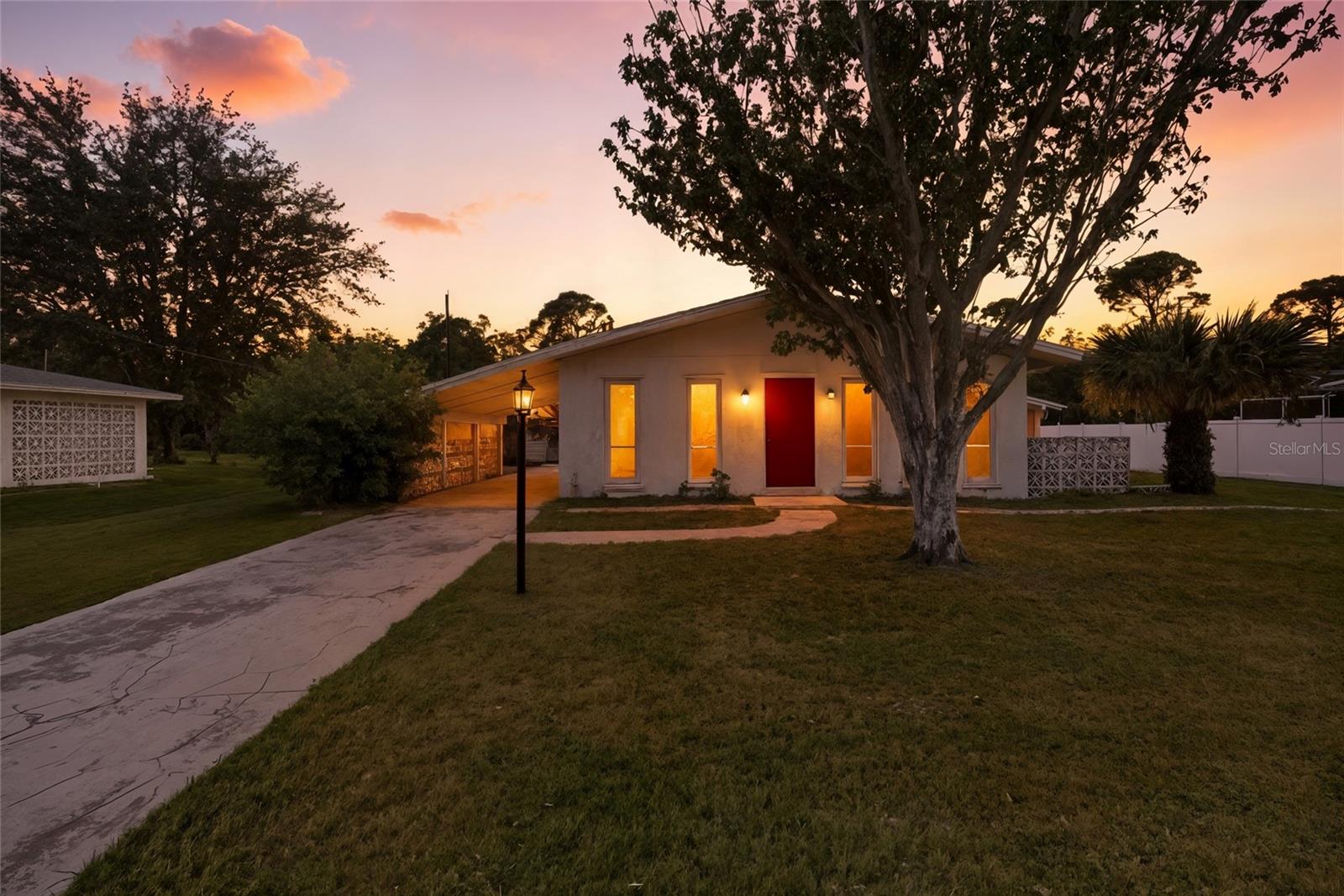 Single Family Residence em PORT CHARLOTTE, FL - Daniel Dourado