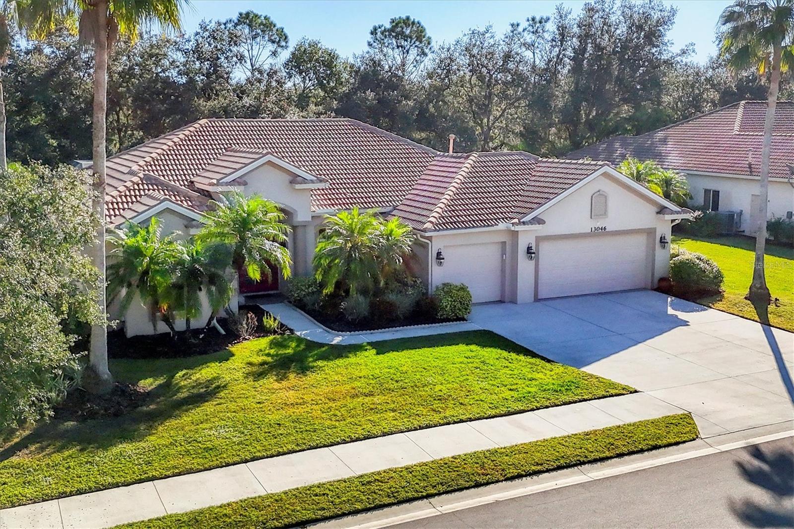 Single Family Residence in BRADENTON, FL - Daniel Dourado