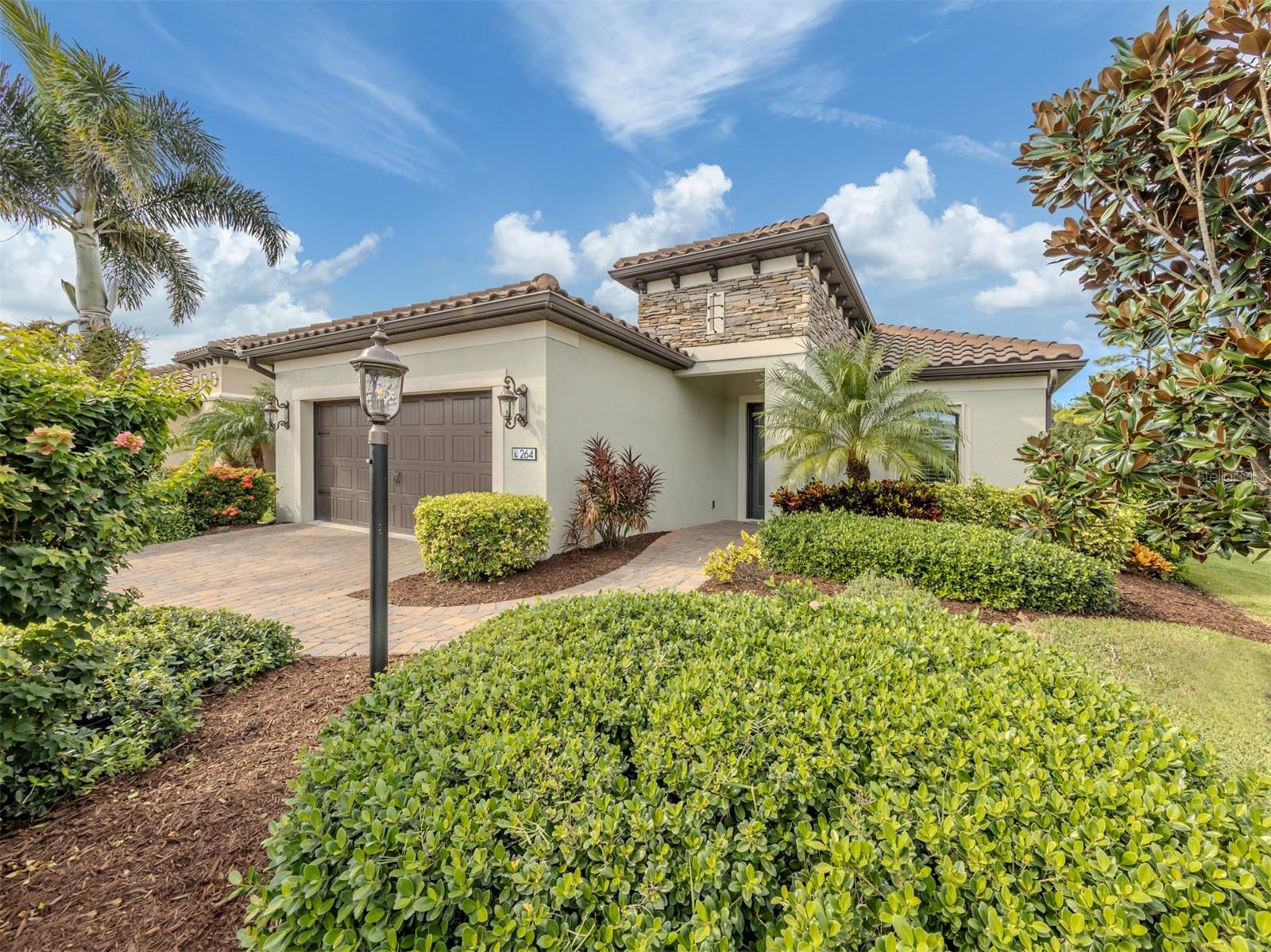 Single Family Residence in NOKOMIS, FL - Daniel Dourado