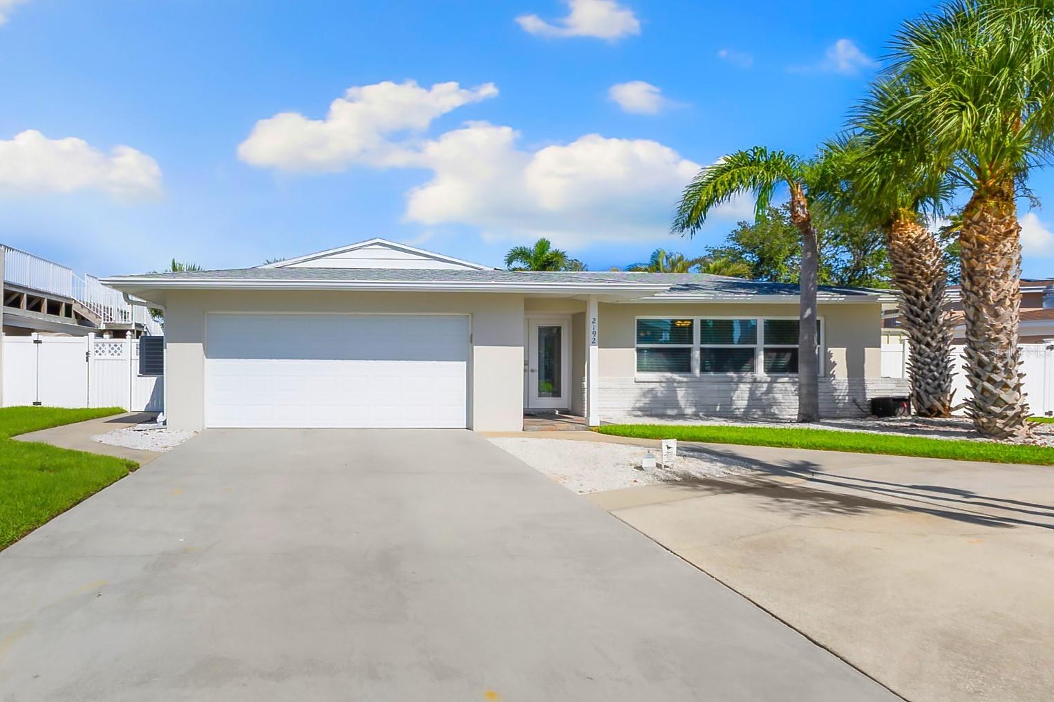 Single Family Residence em BELLEAIR BEACH, FL - Daniel Dourado