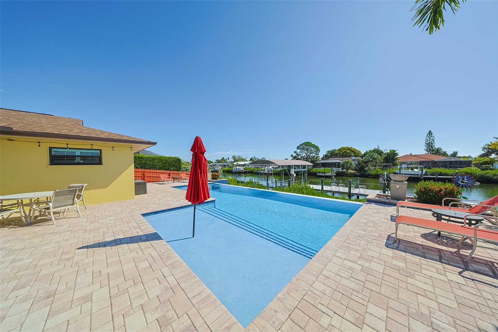 Single Family Residence in APOLLO BEACH, FL - Daniel Dourado