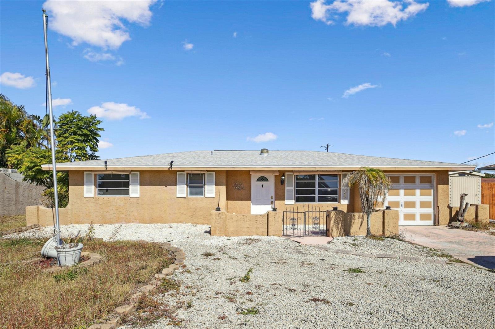 Single Family Residence em PORT CHARLOTTE, FL - Daniel Dourado