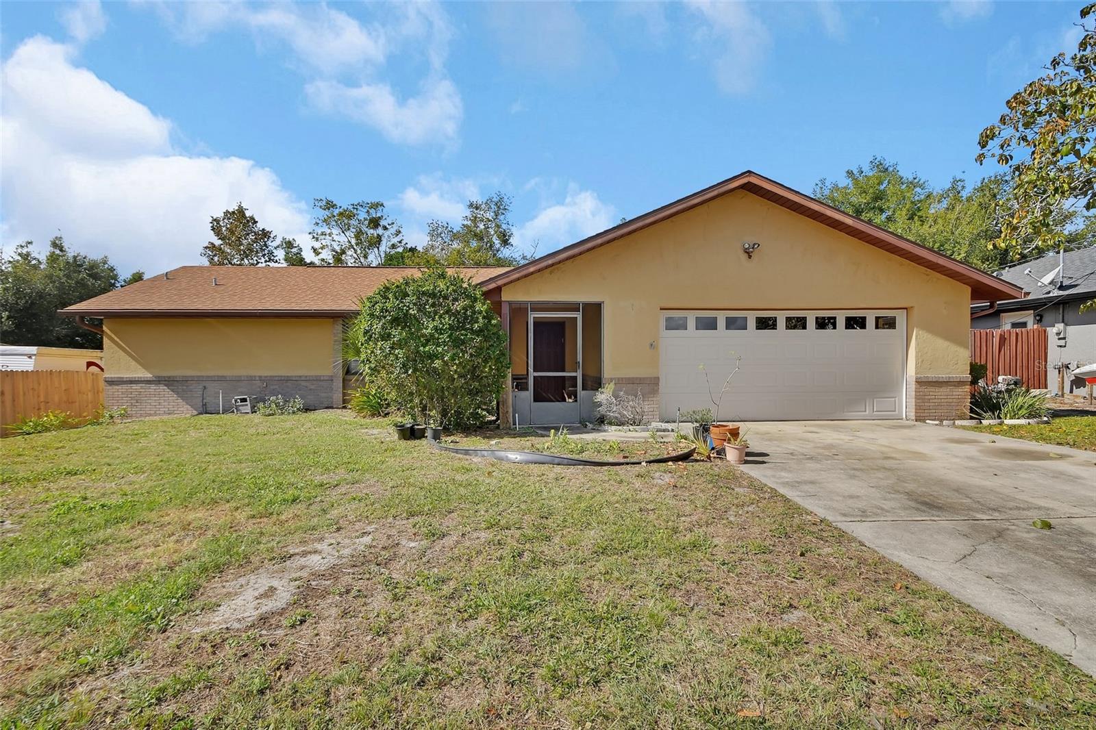 Single Family Residence in DELTONA, FL - Daniel Dourado