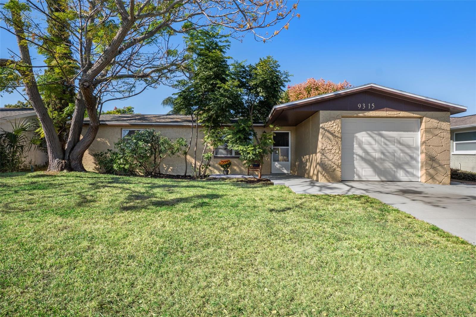 Single Family Residence in PORT RICHEY, FL - Daniel Dourado