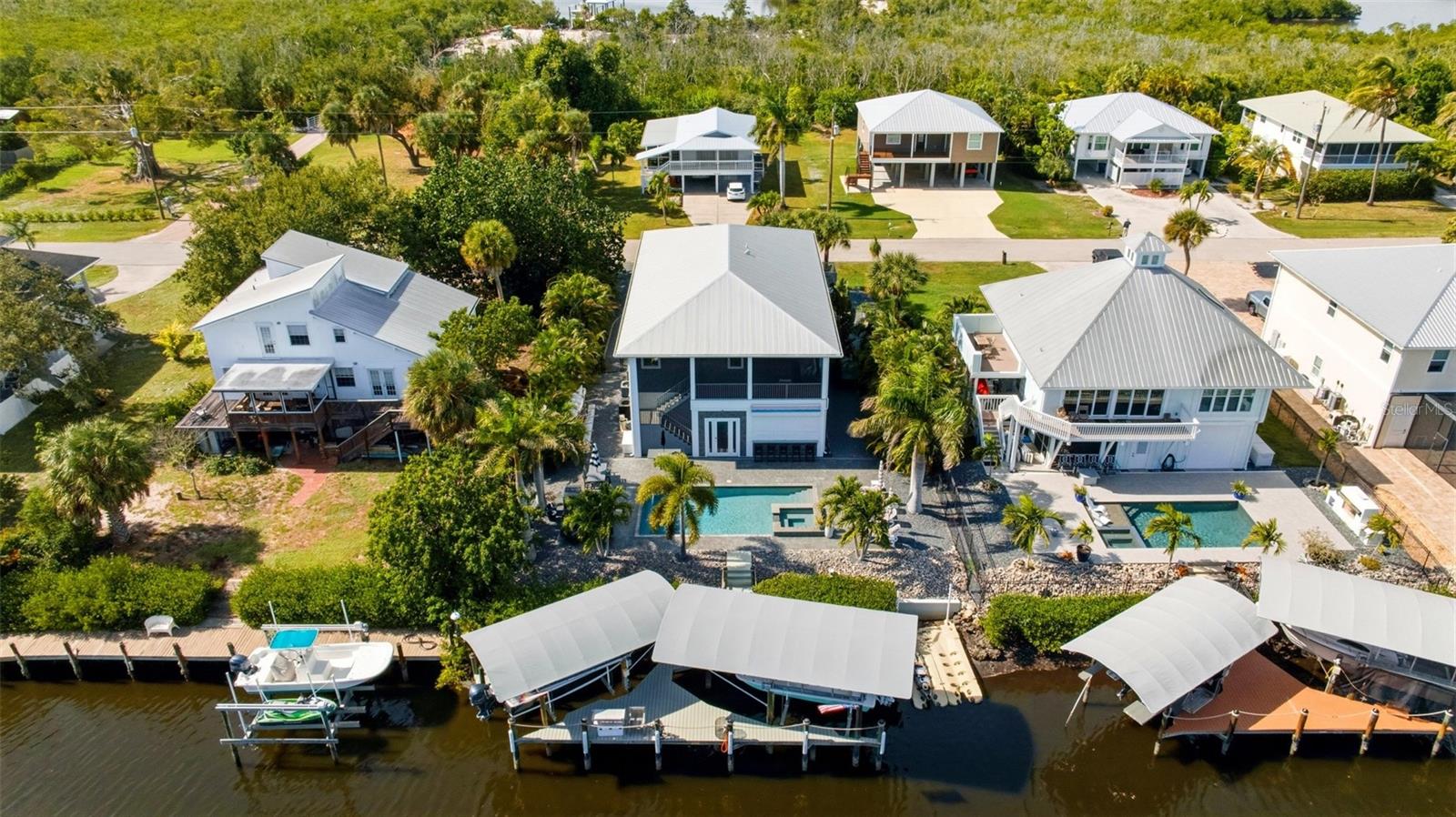 Single Family Residence em BOKEELIA, FL - Daniel Dourado