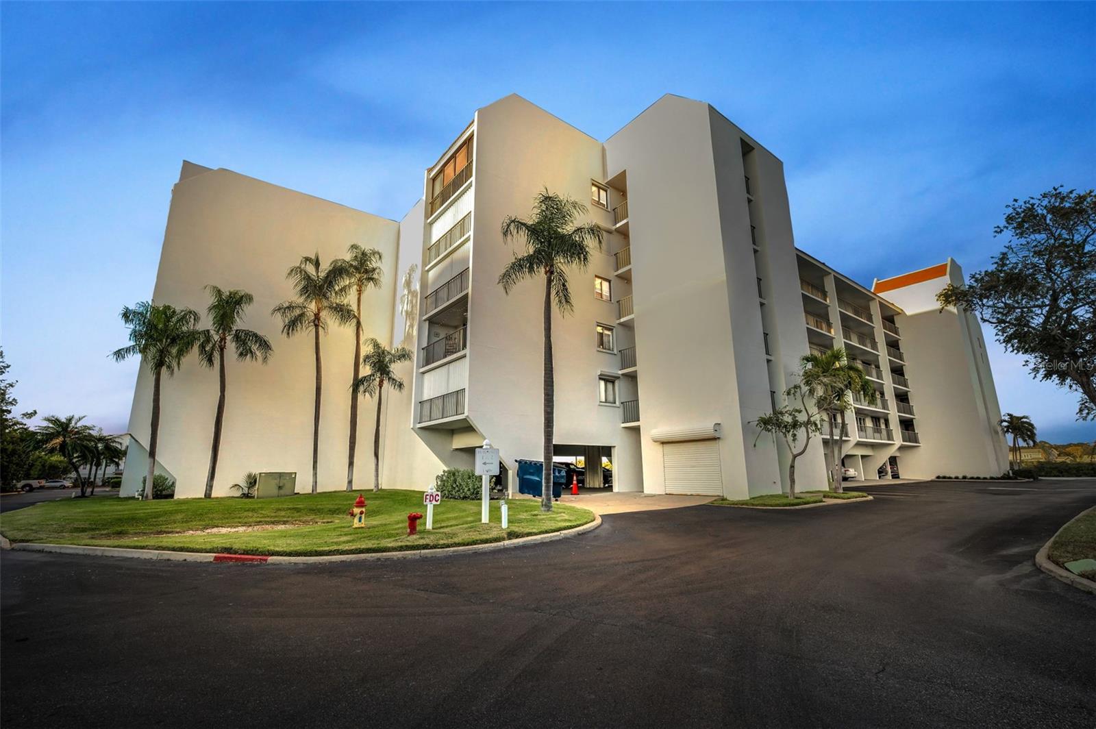 Condominium in INDIAN SHORES, FL - Daniel Dourado