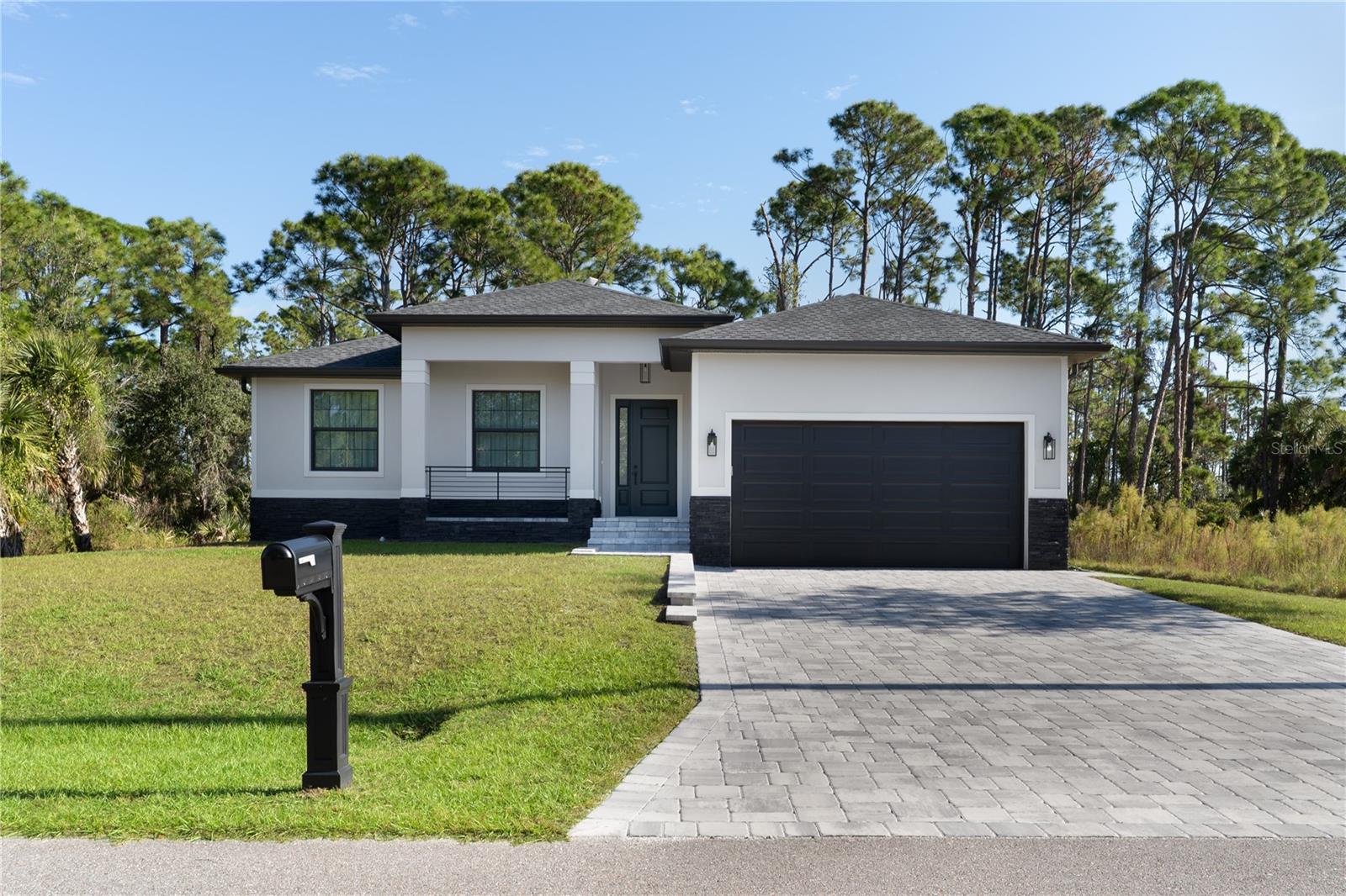Single Family Residence em PORT CHARLOTTE, FL - Daniel Dourado