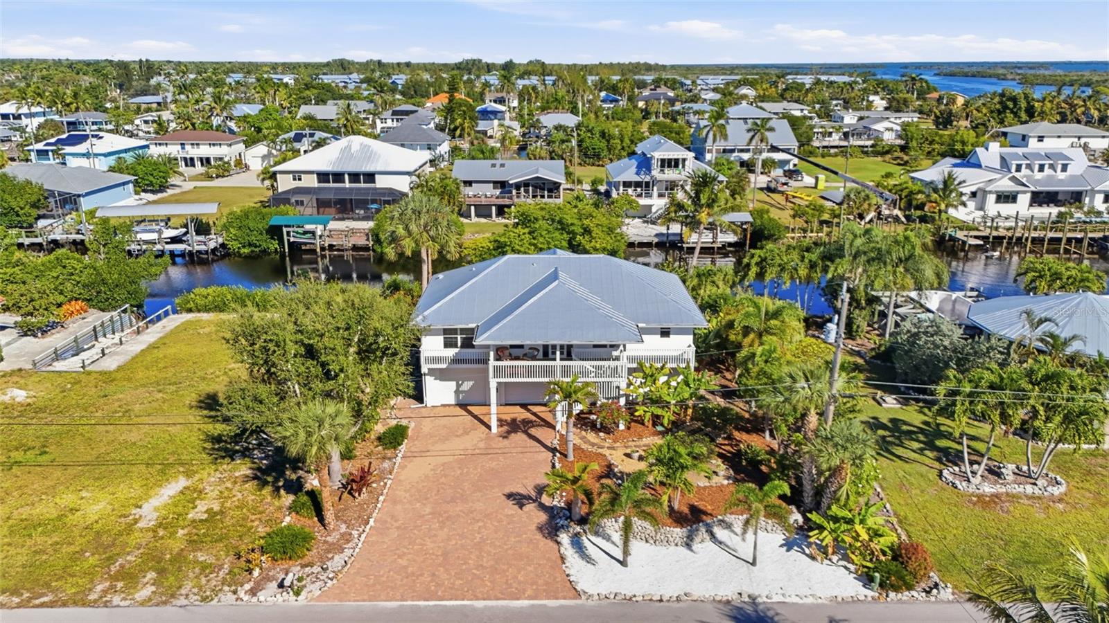 Single Family Residence em BOKEELIA, FL - Daniel Dourado
