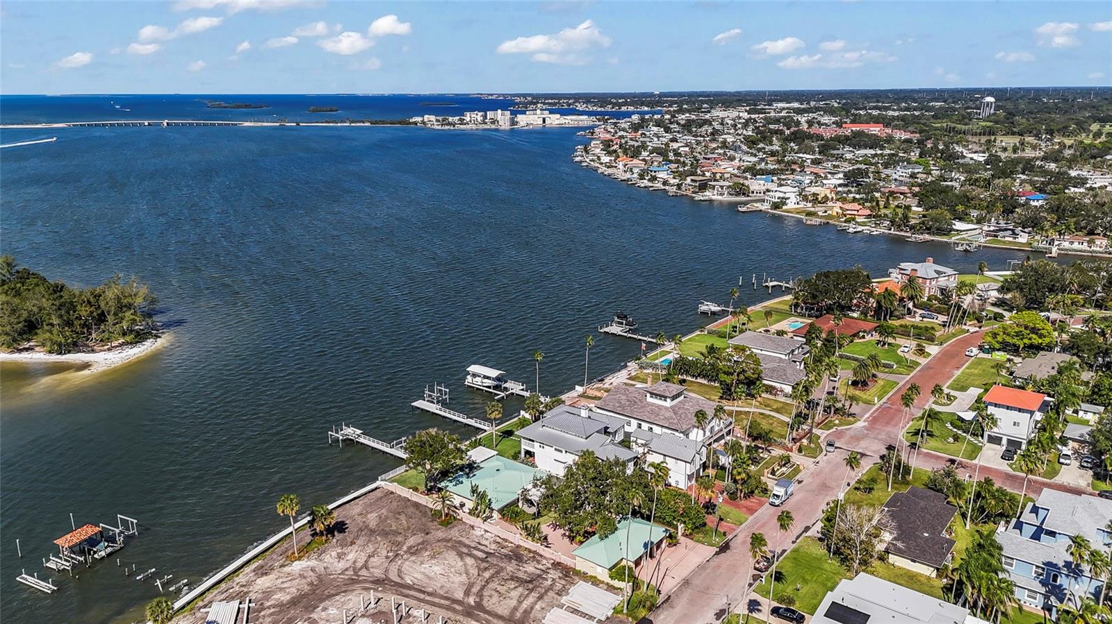 Single Family Residence in DUNEDIN, FL - Daniel Dourado