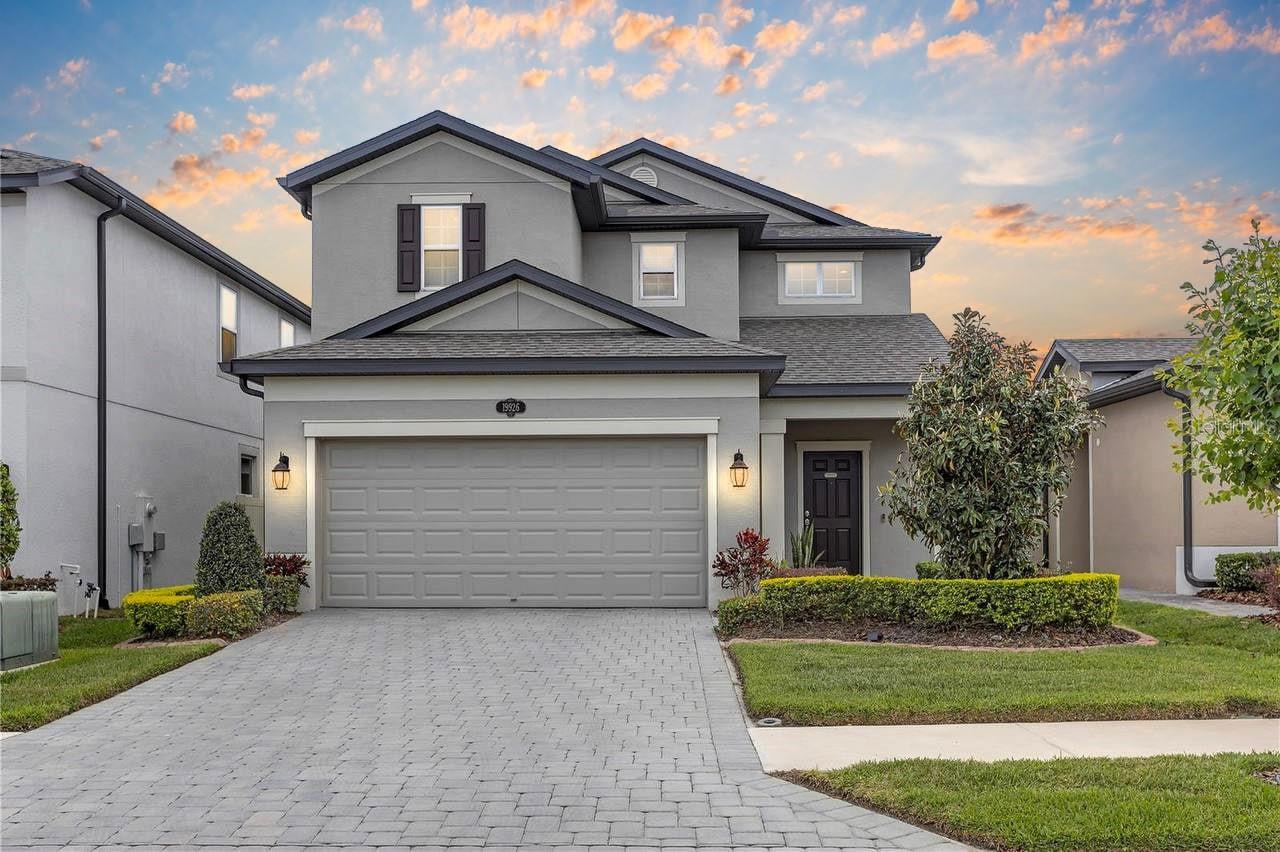 Single Family Residence in LUTZ, FL - Daniel Dourado