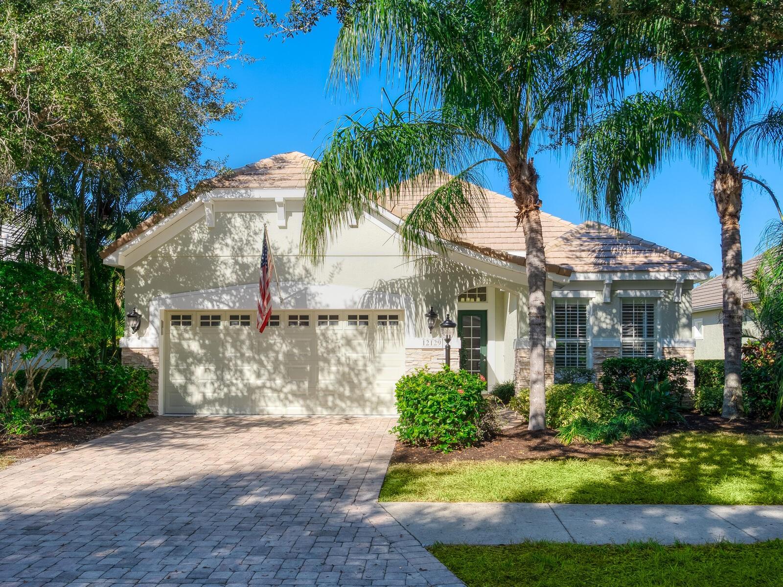 Single Family Residence in LAKEWOOD RANCH, FL - Daniel Dourado