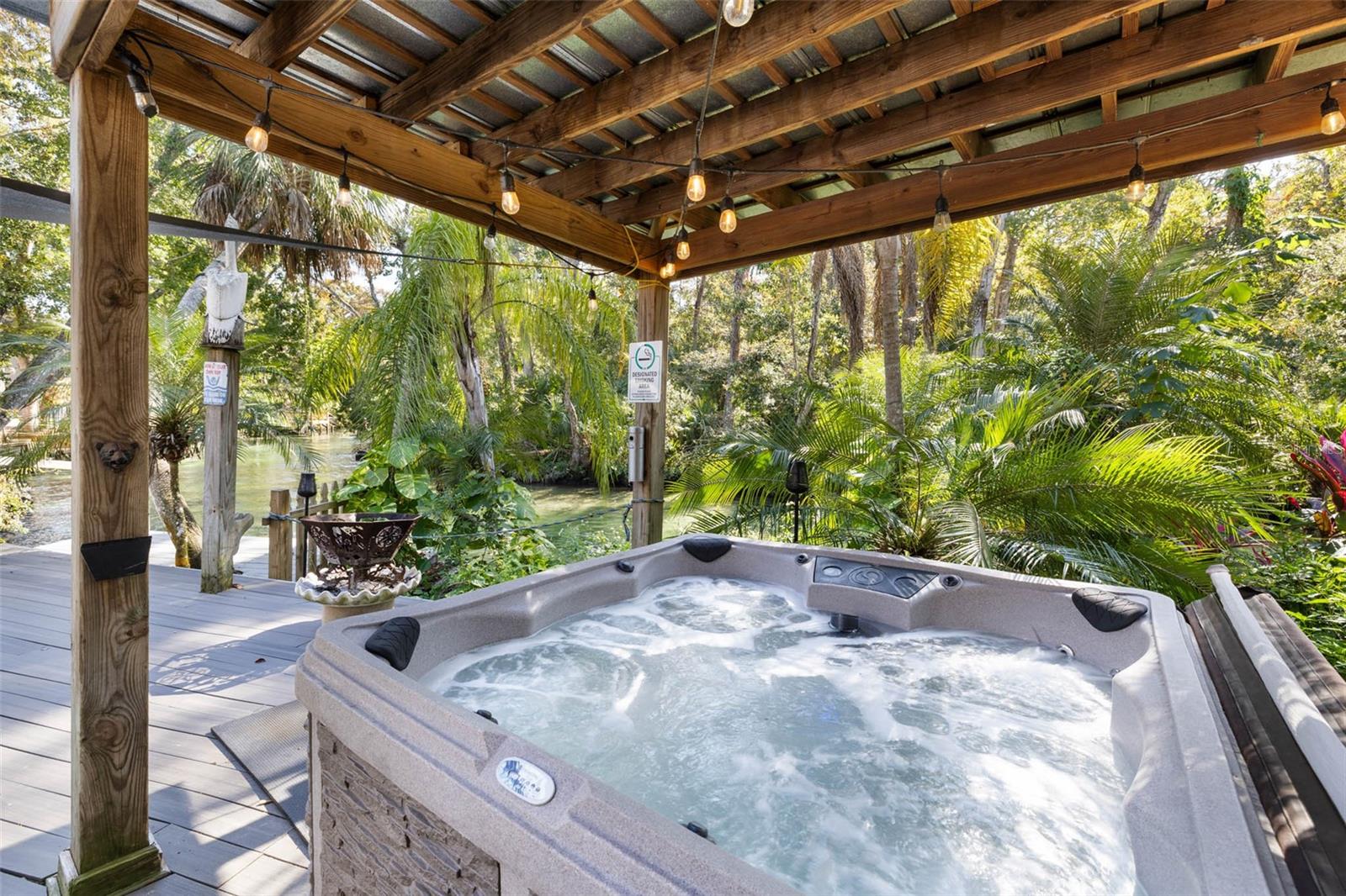 Single Family Residence in WEEKI WACHEE, FL - Daniel Dourado