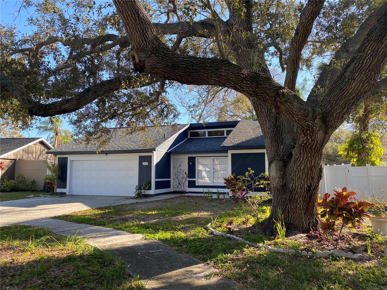 Single Family Residence in SARASOTA, FL - Daniel Dourado
