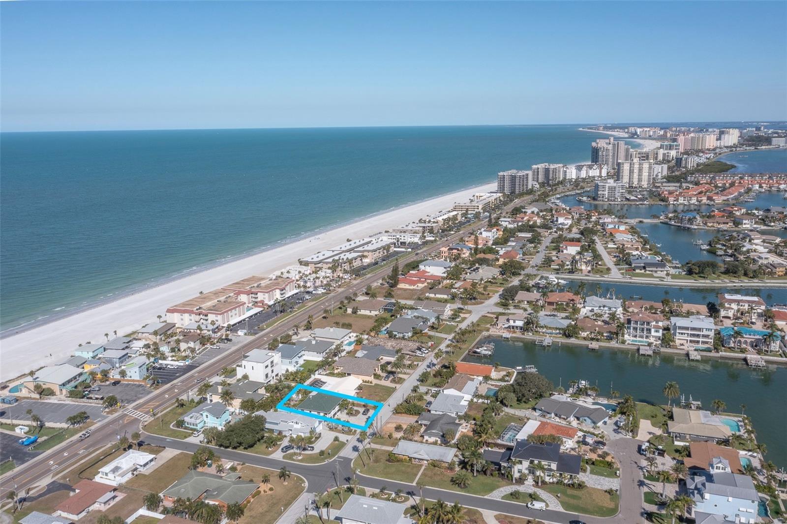 Single Family Residence em BELLEAIR BEACH, FL - Daniel Dourado