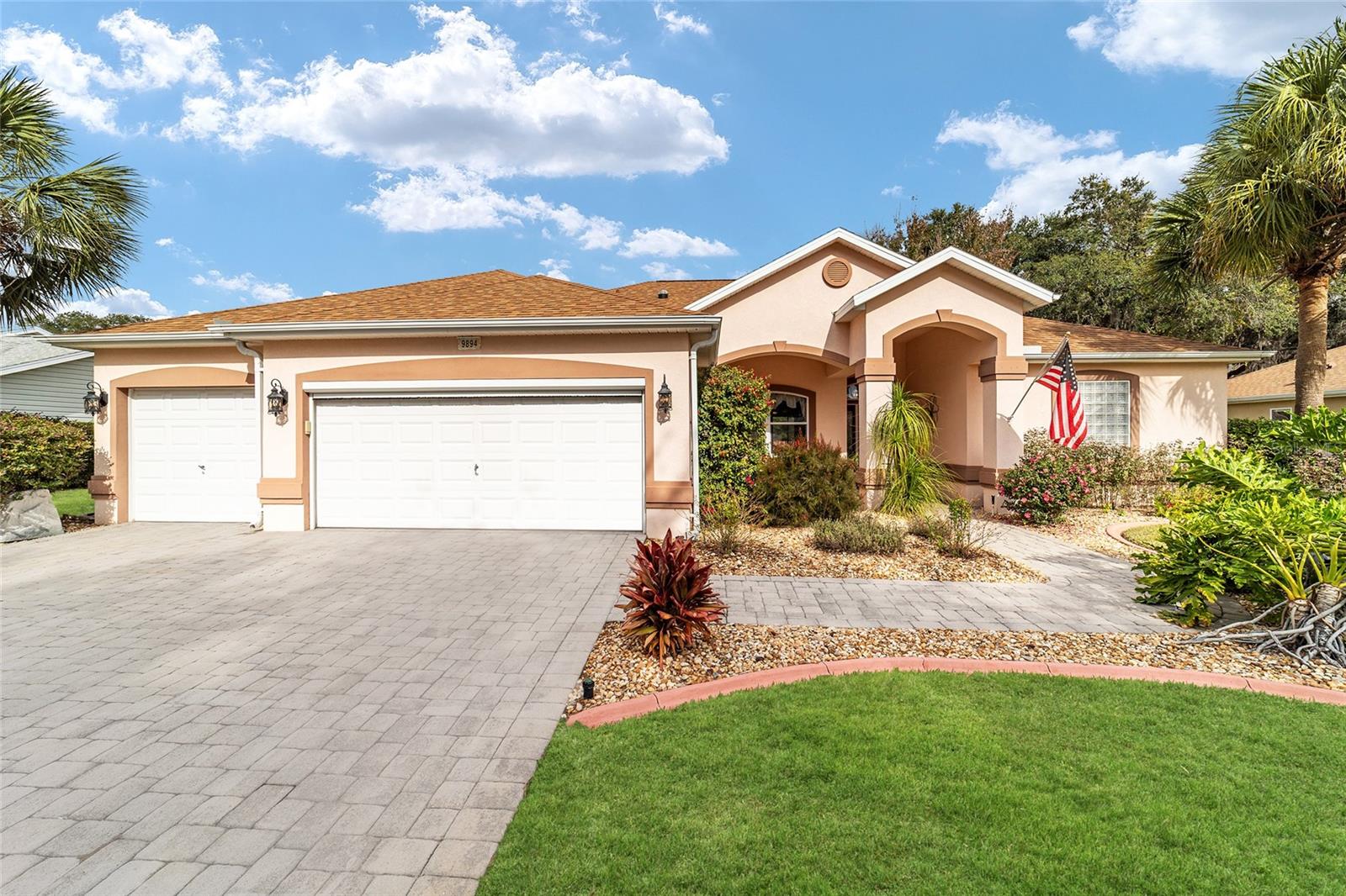 Single Family Residence in SUMMERFIELD, FL - Daniel Dourado