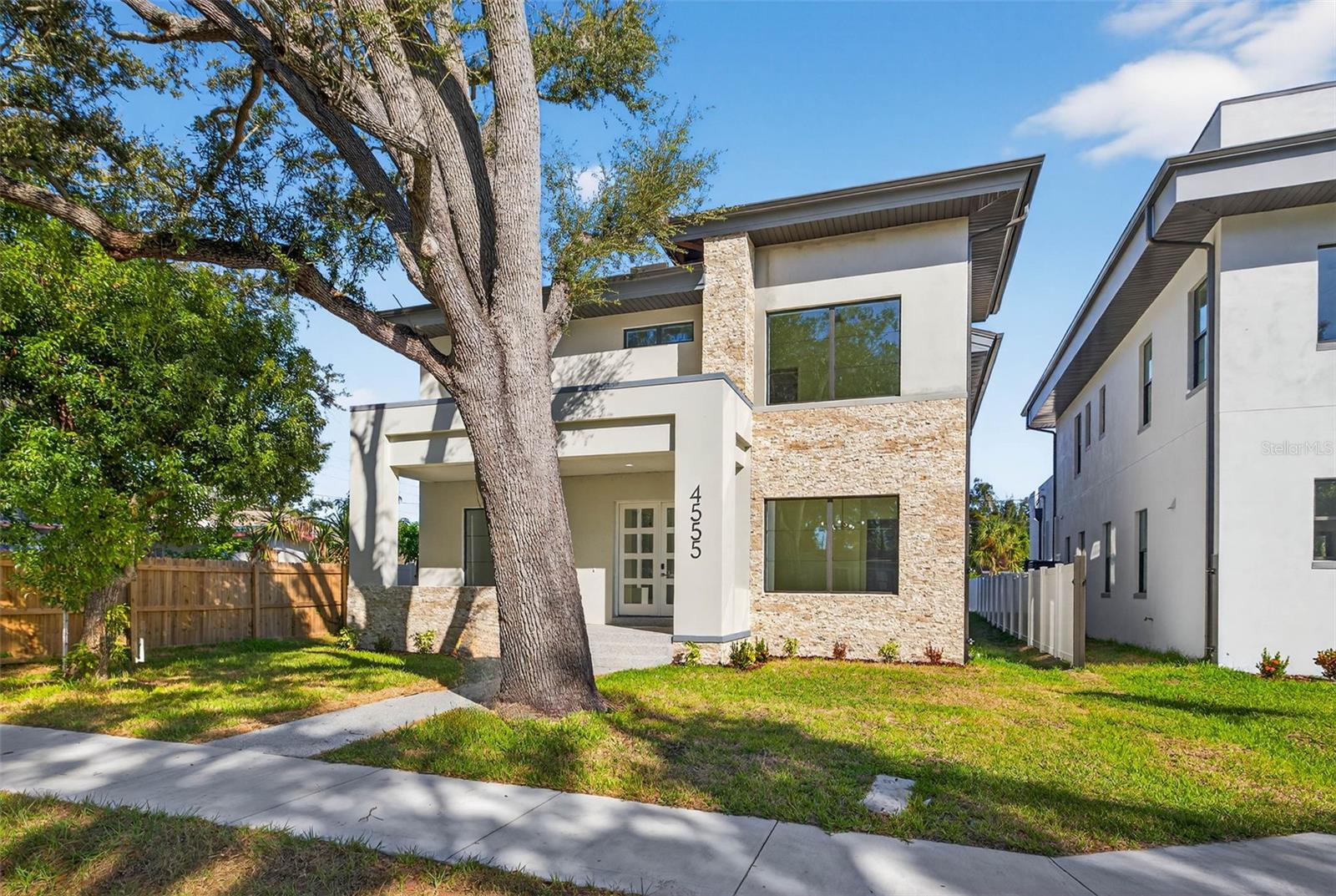 Single Family Residence em ST PETERSBURG, FL - Daniel Dourado