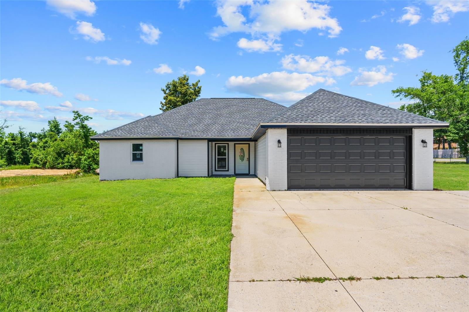 Single Family Residence em YOUNGSTOWN, FL - Daniel Dourado