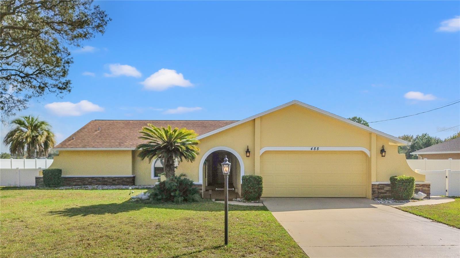 Single Family Residence in SPRING HILL, FL - Daniel Dourado