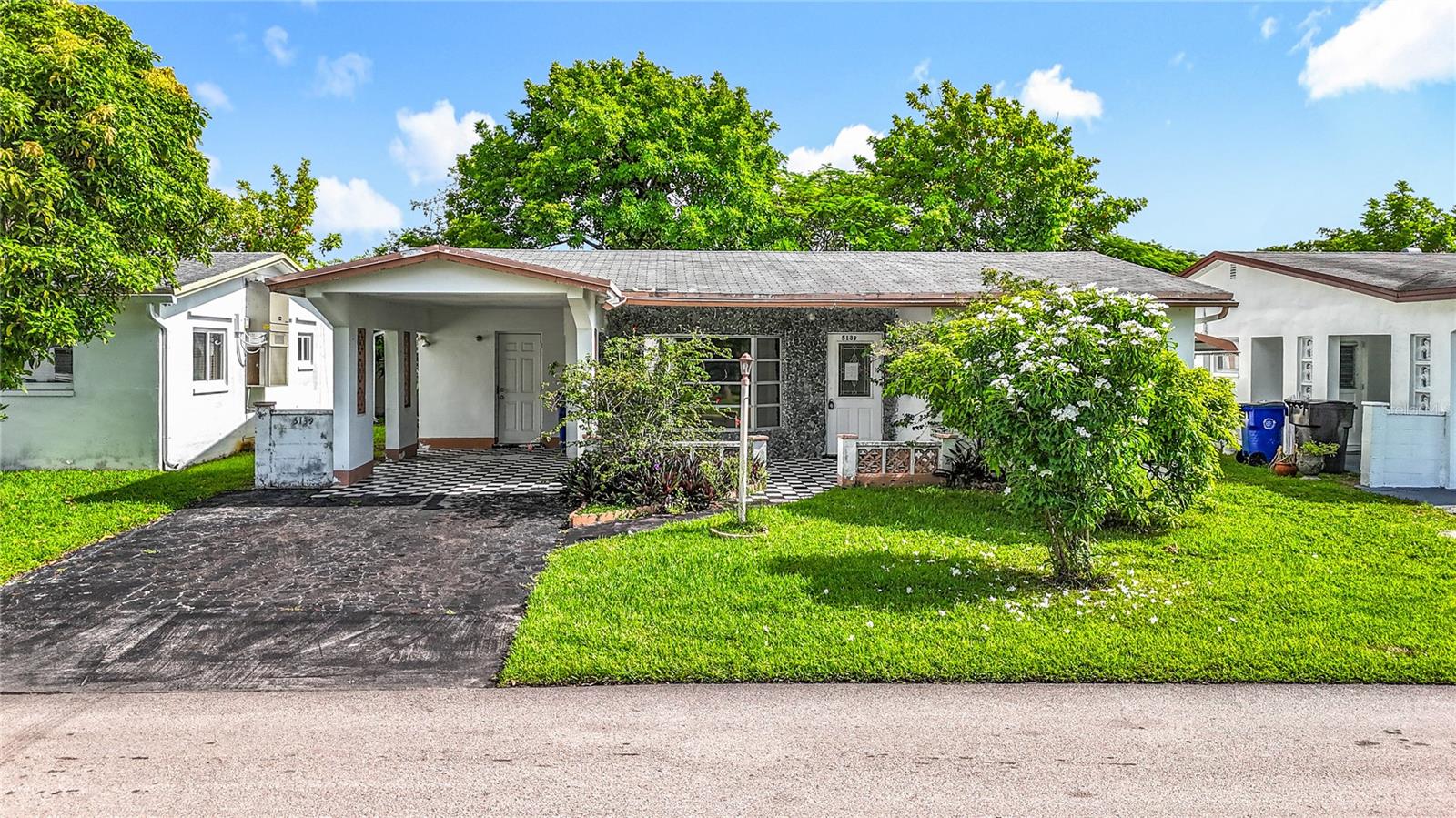 Single Family Residence em LAUDERDALE LAKES, FL - Daniel Dourado