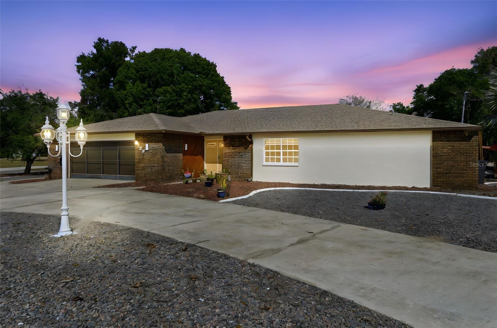 Single Family Residence in WEEKI WACHEE, FL - Daniel Dourado