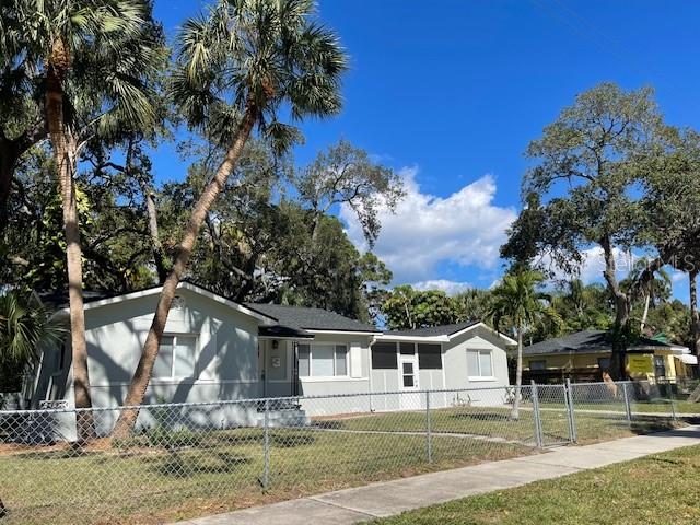 Single Family Residence em ST PETERSBURG, FL - Daniel Dourado