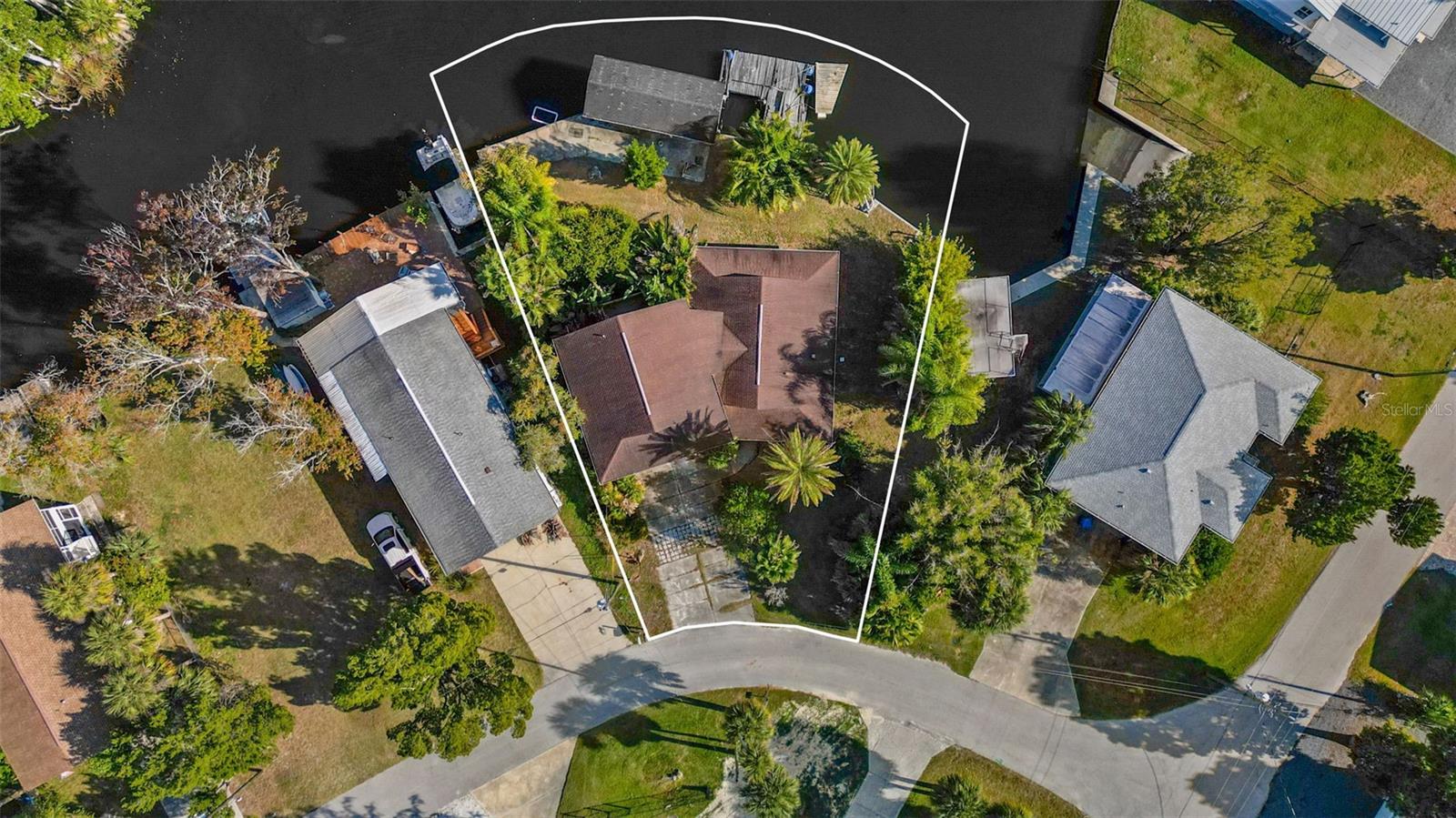 Single Family Residence in WEEKI WACHEE, FL - Daniel Dourado