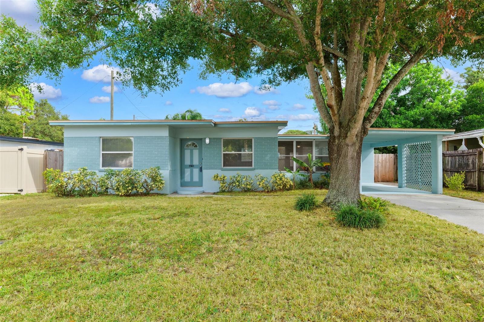 Single Family Residence em PINELLAS PARK, FL - Daniel Dourado