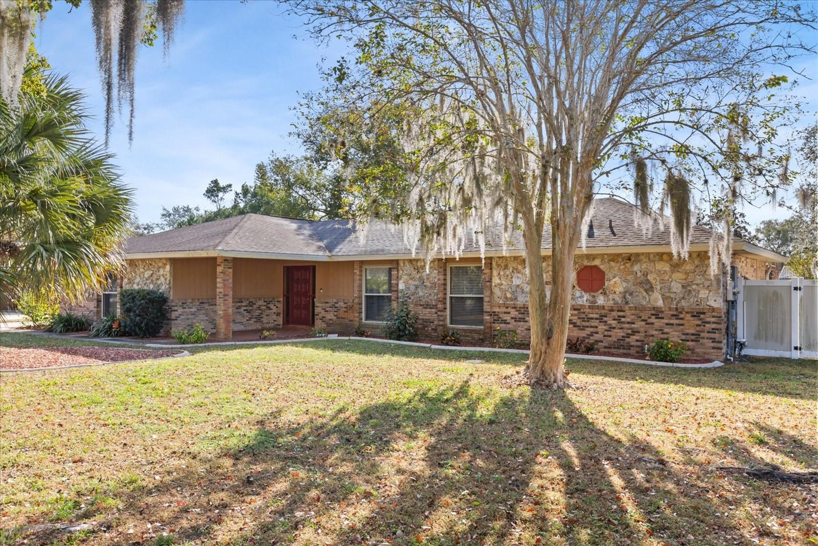 Single Family Residence in DELTONA, FL - Daniel Dourado