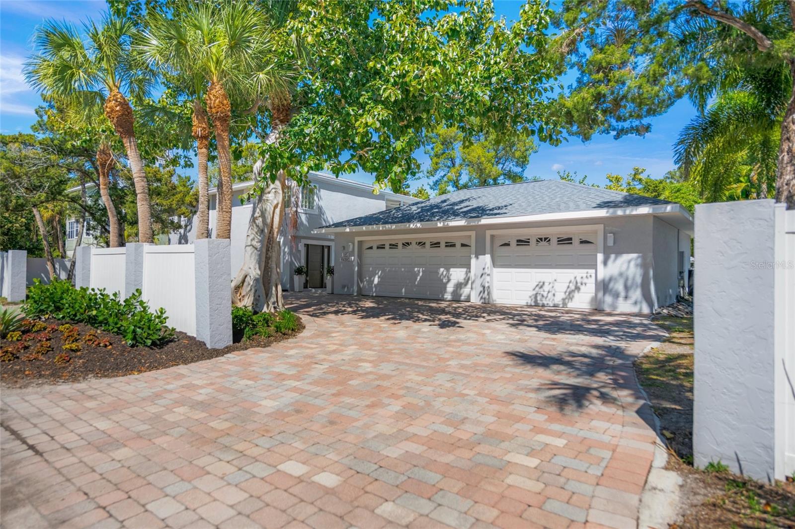 Single Family Residence in SARASOTA, FL - Daniel Dourado
