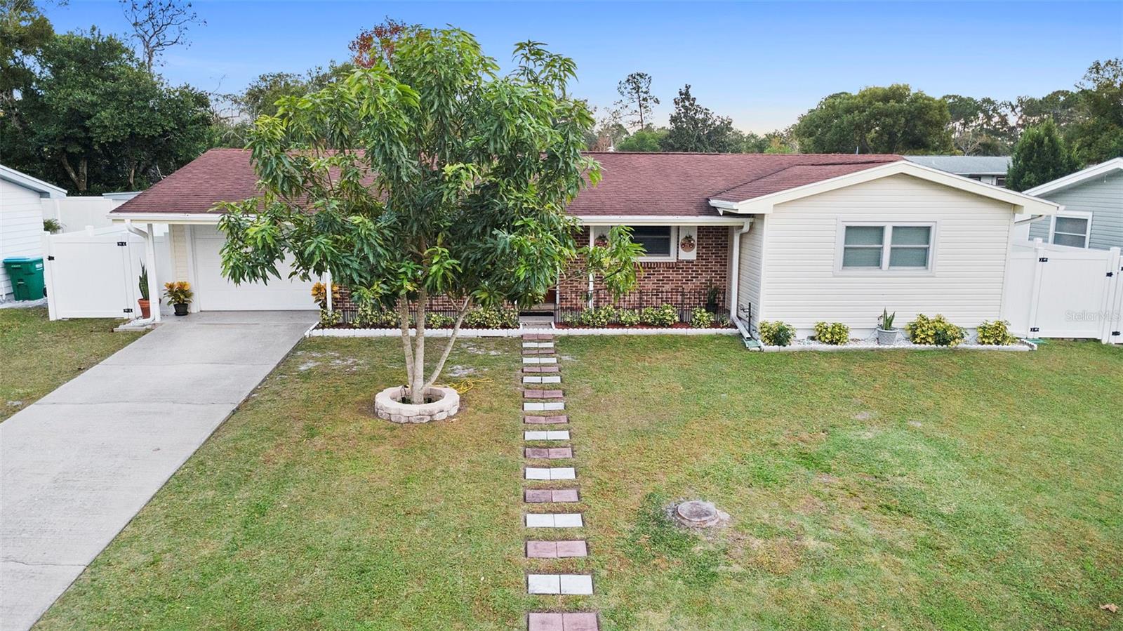 Single Family Residence in DELTONA, FL - Daniel Dourado