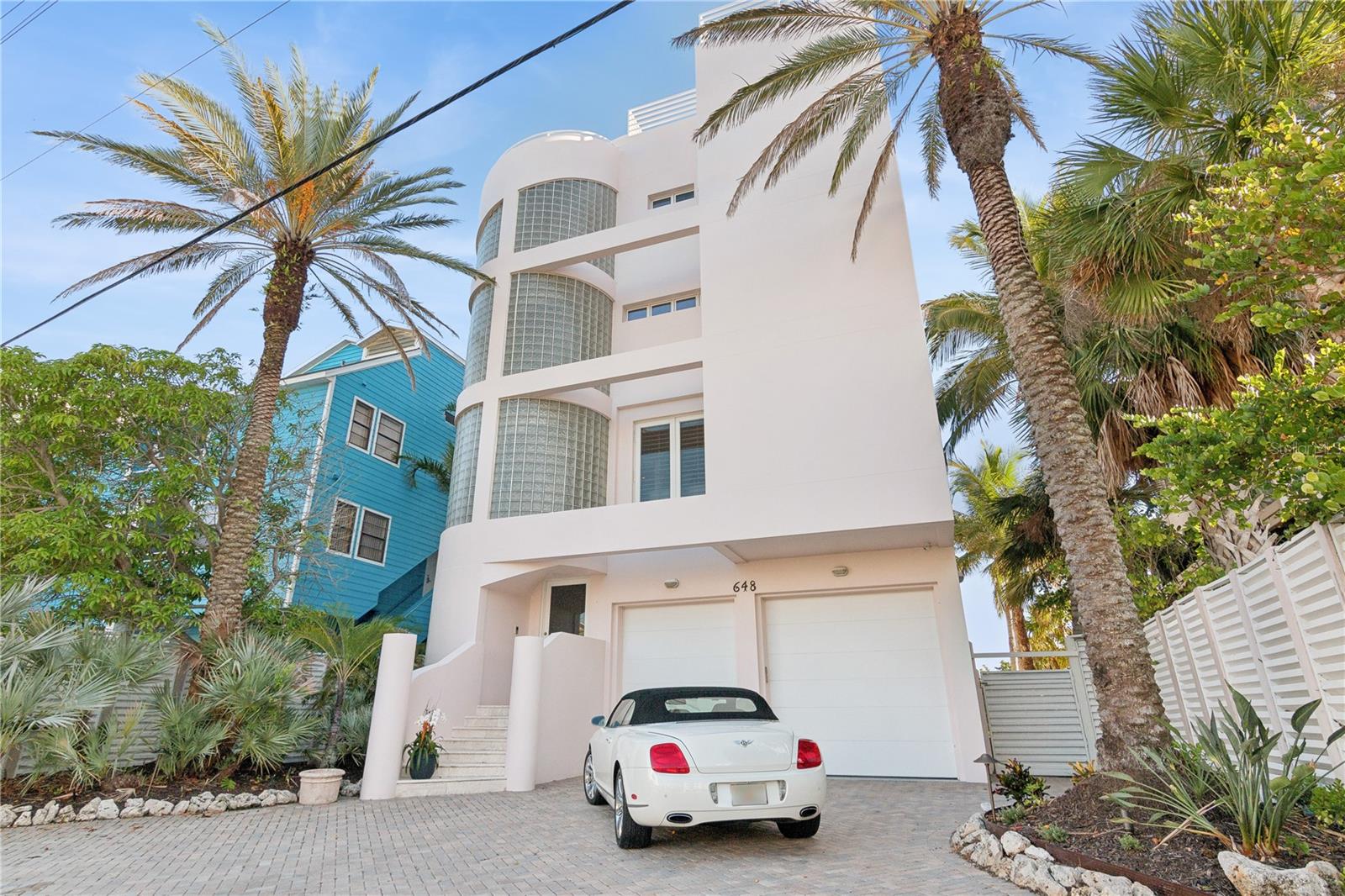 Single Family Residence in SARASOTA, FL - Daniel Dourado