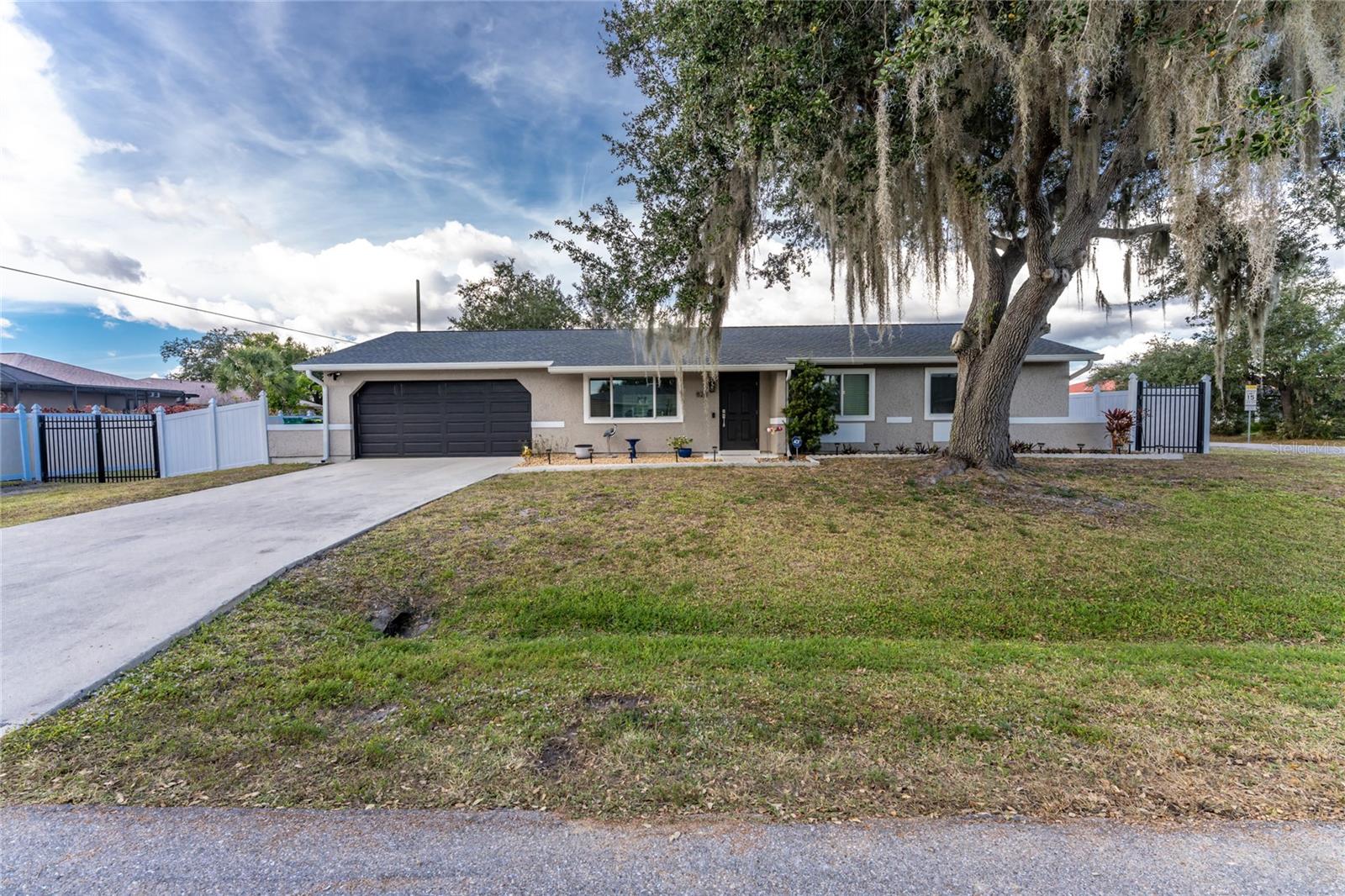 Single Family Residence em PORT CHARLOTTE, FL - Daniel Dourado