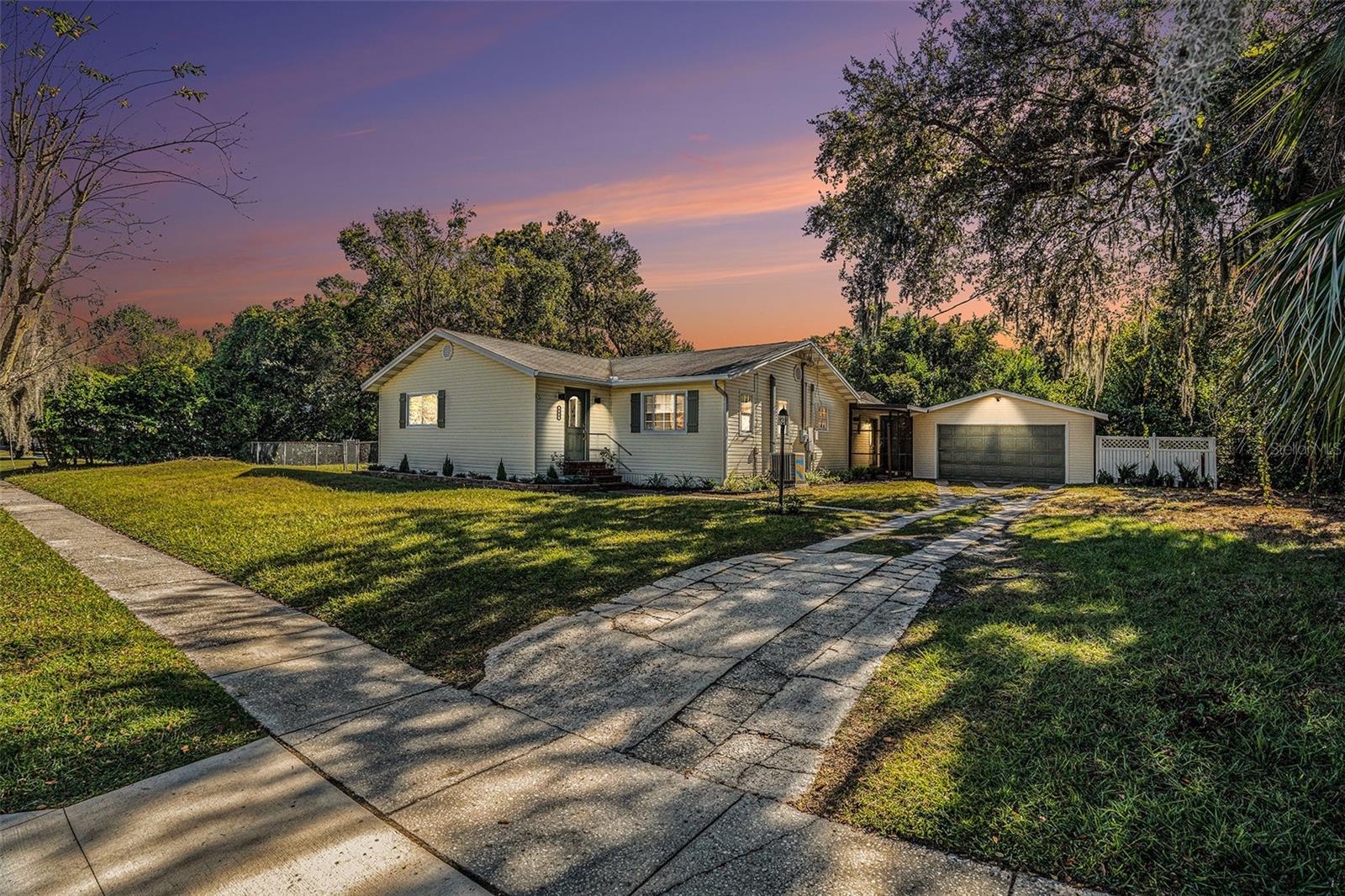 Single Family Residence in PLANT CITY, FL - Daniel Dourado