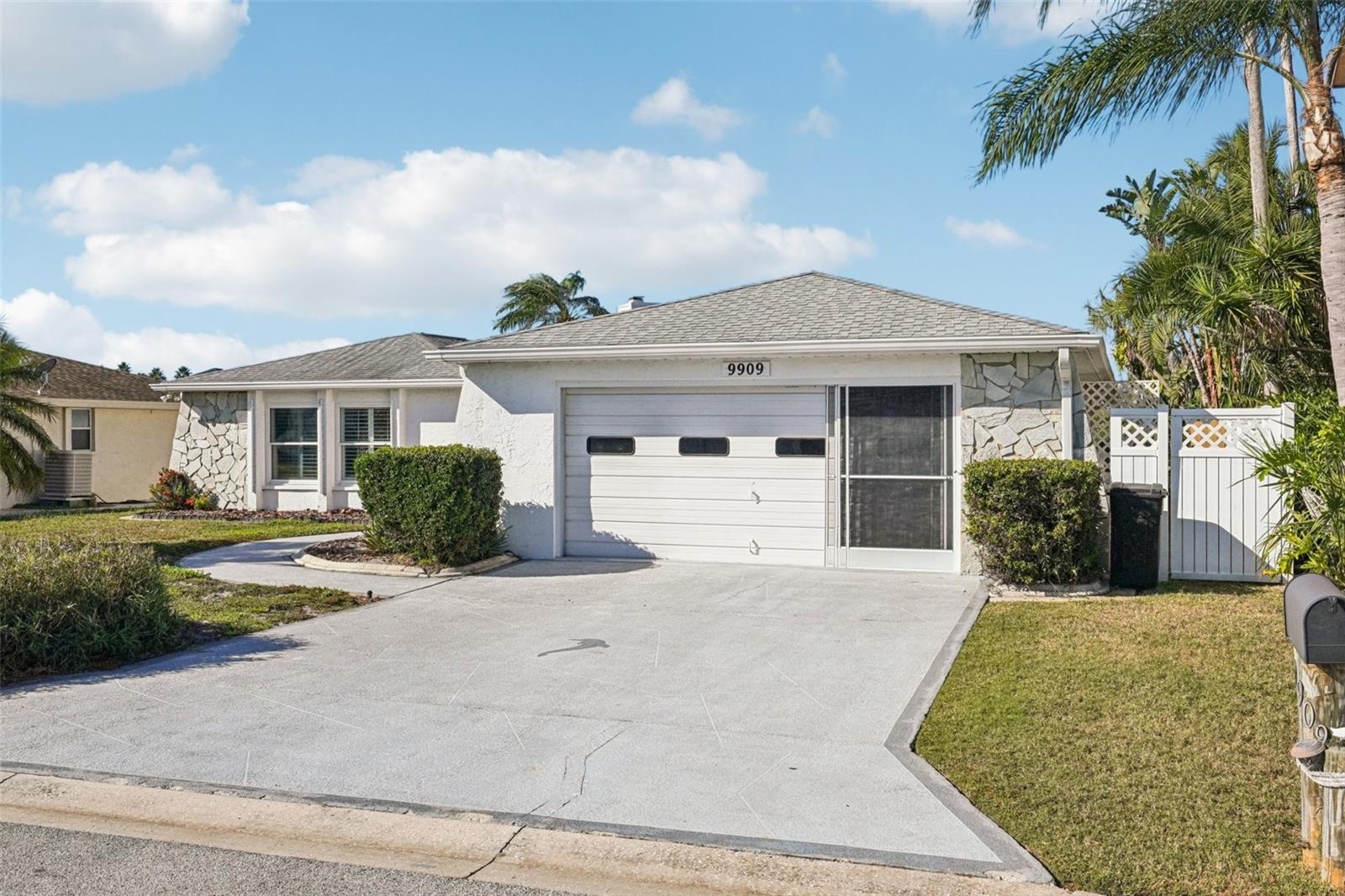 Single Family Residence in PORT RICHEY, FL - Daniel Dourado