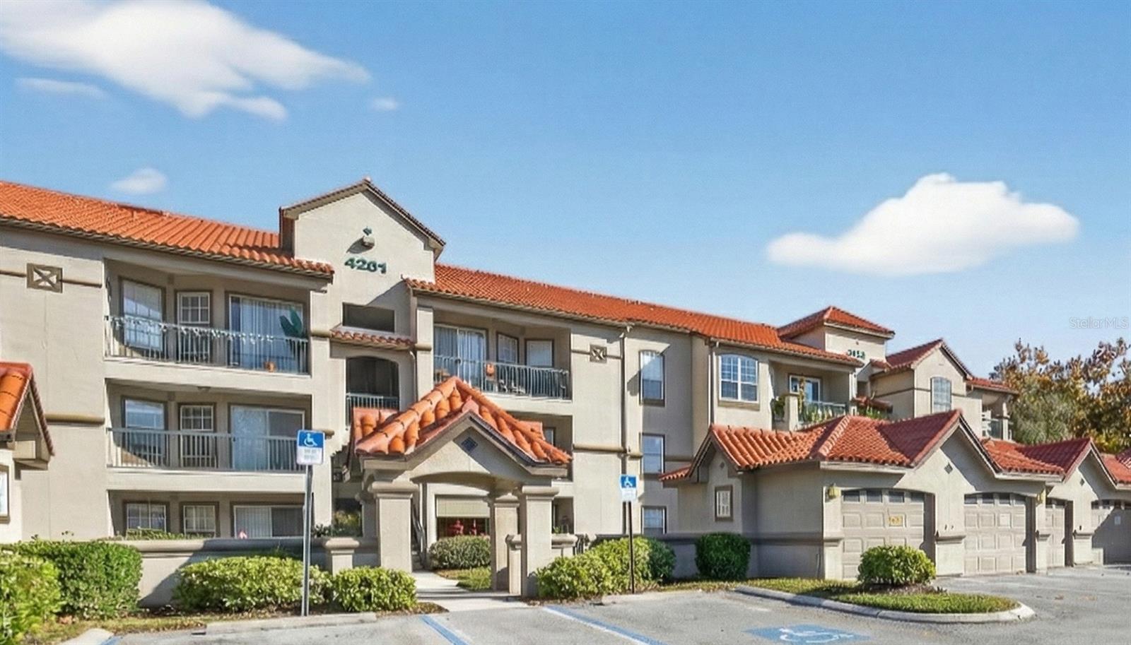 Condominium in LUTZ, FL - Daniel Dourado