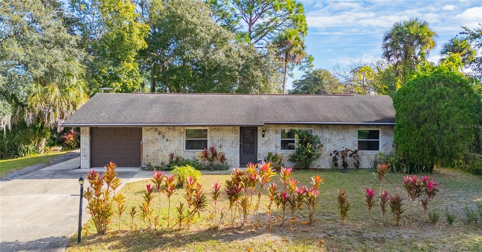 Single Family Residence in EDGEWATER, FL - Daniel Dourado