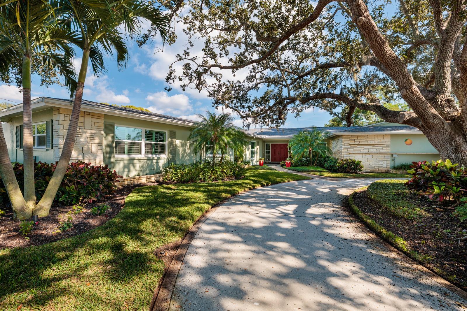 Single Family Residence in DUNEDIN, FL - Daniel Dourado