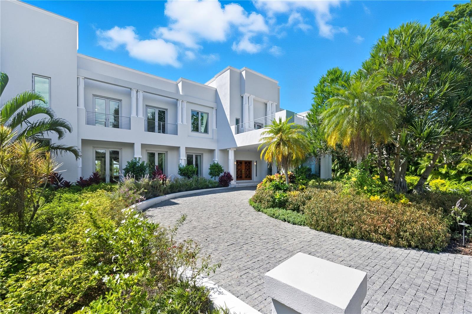 Single Family Residence in SARASOTA, FL - Daniel Dourado