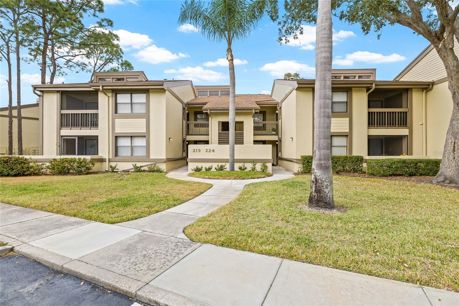Condominium in OLDSMAR, FL - Daniel Dourado
