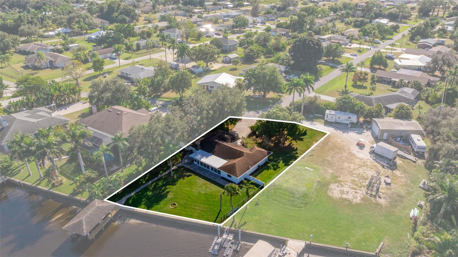 Single Family Residence in FORT MYERS, FL - Daniel Dourado