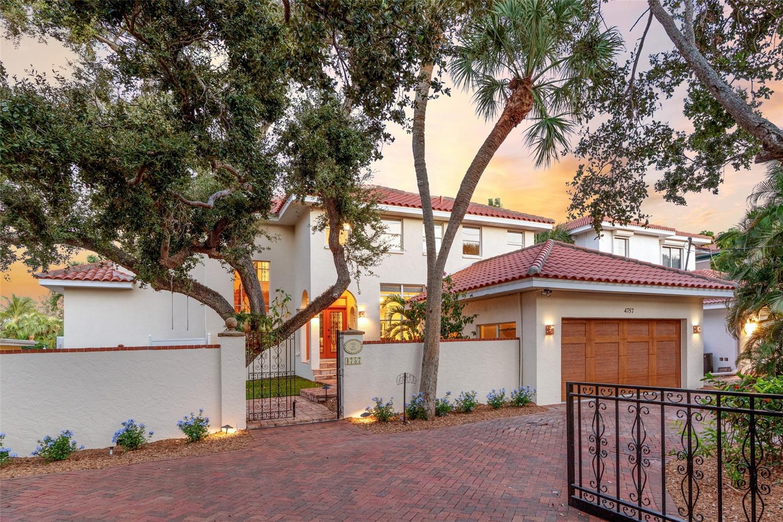 Single Family Residence in SARASOTA, FL - Daniel Dourado