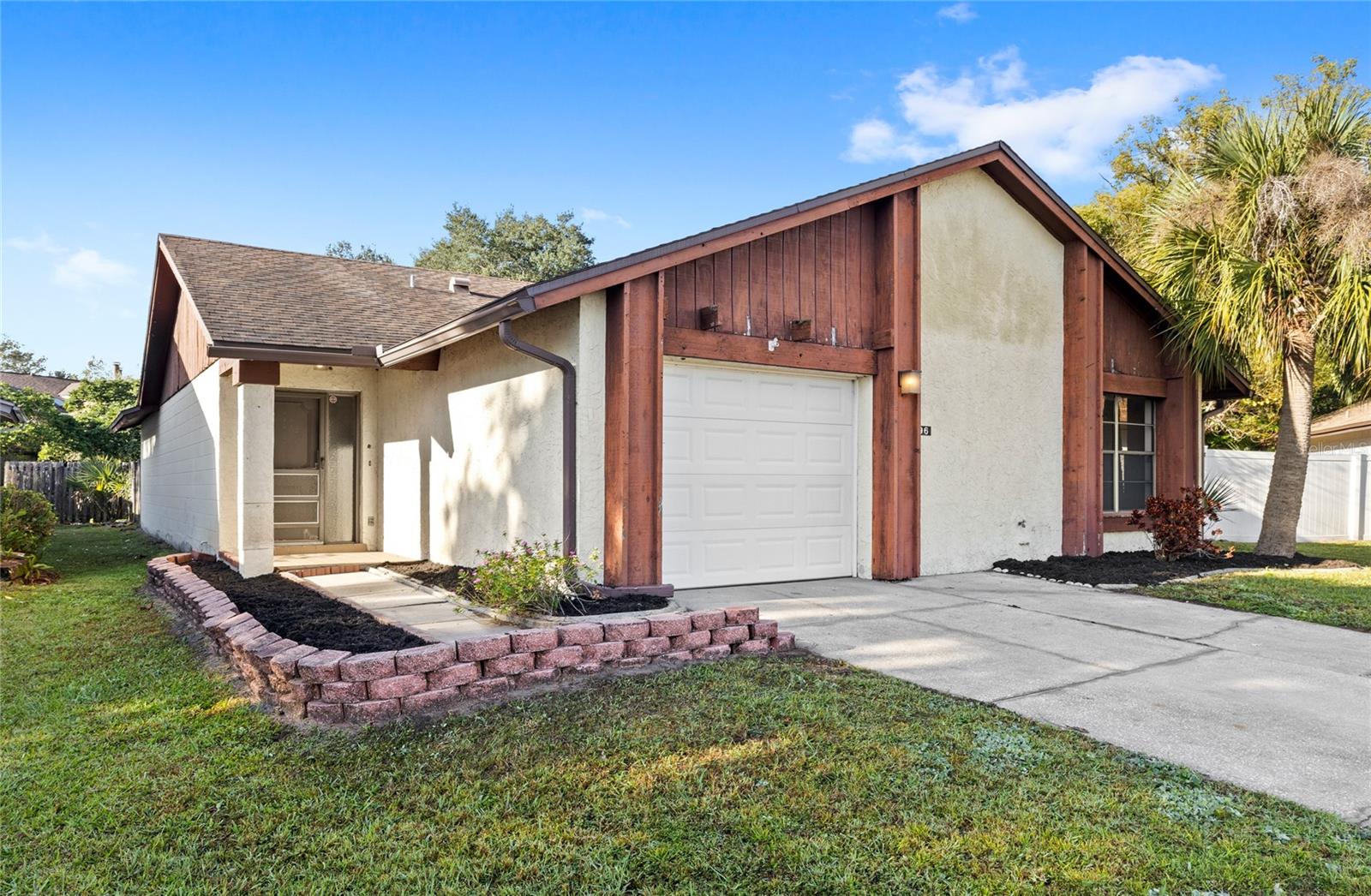 Single Family Residence in ORLANDO, FL - Daniel Dourado