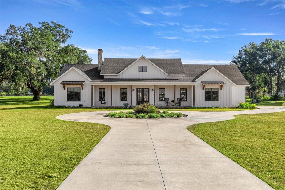 Single Family Residence in OXFORD, FL - Daniel Dourado