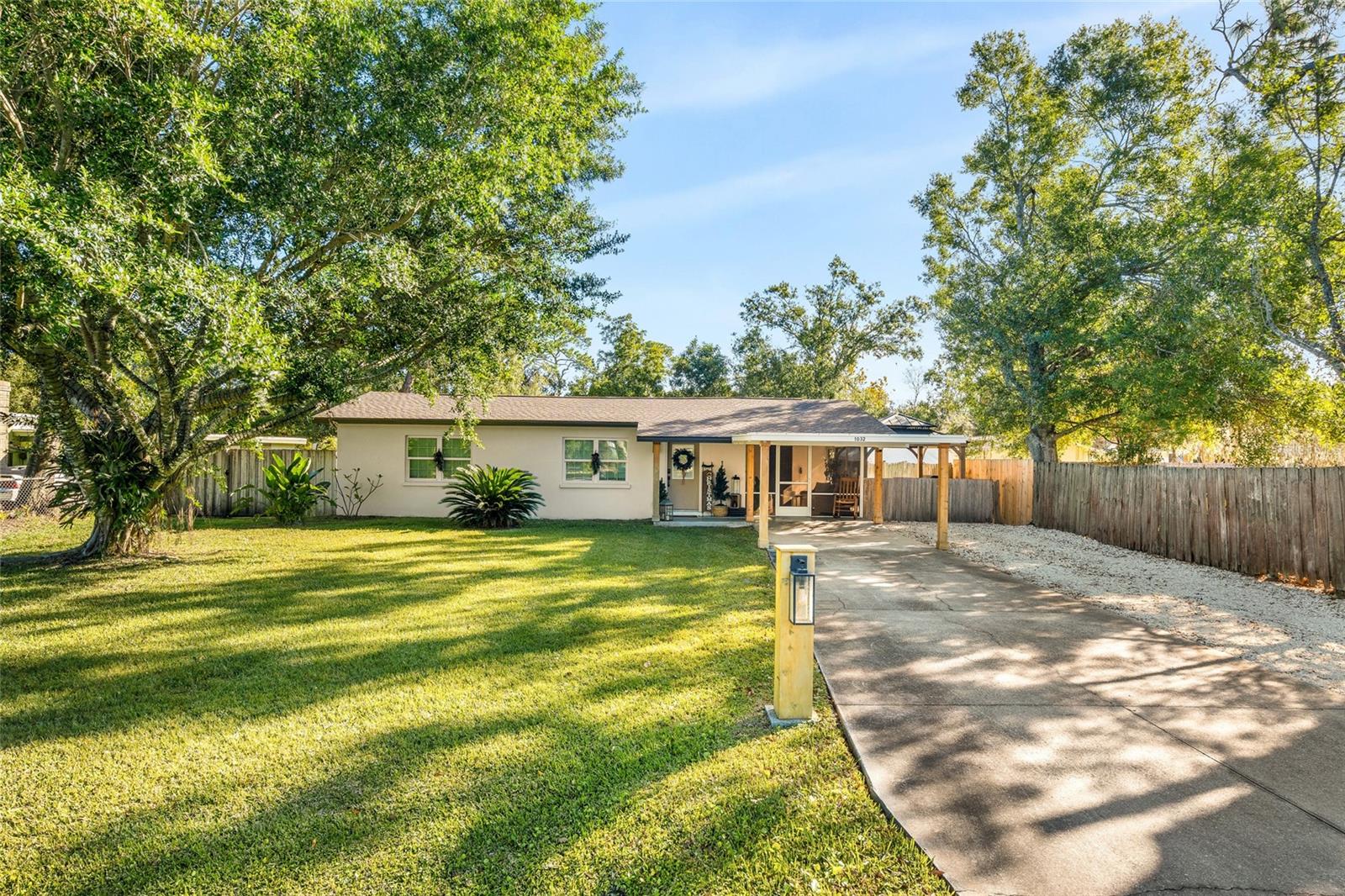 Single Family Residence in SARASOTA, FL - Daniel Dourado