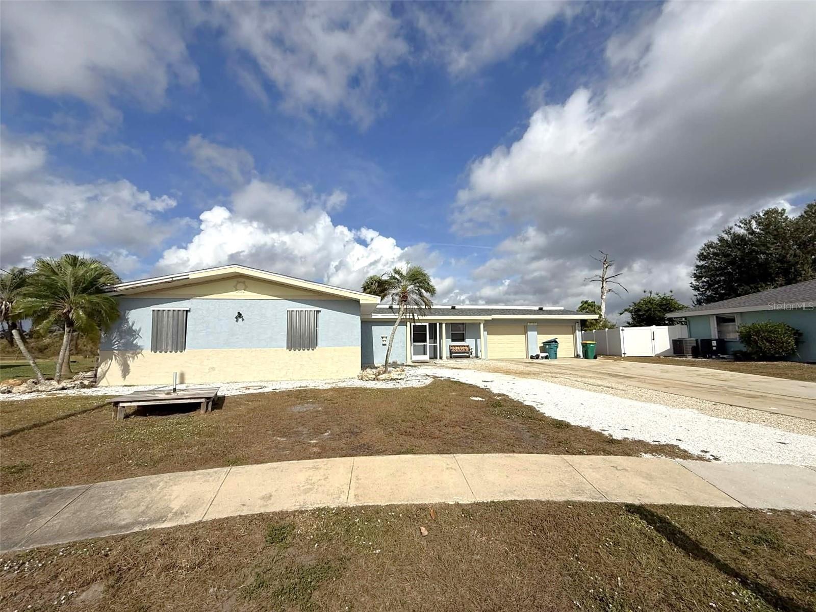 Single Family Residence em PORT CHARLOTTE, FL - Daniel Dourado