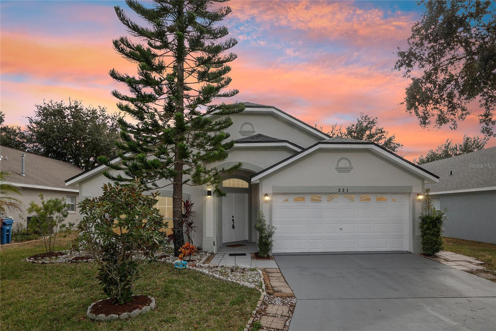 Single Family Residence in DAVENPORT, FL - Daniel Dourado