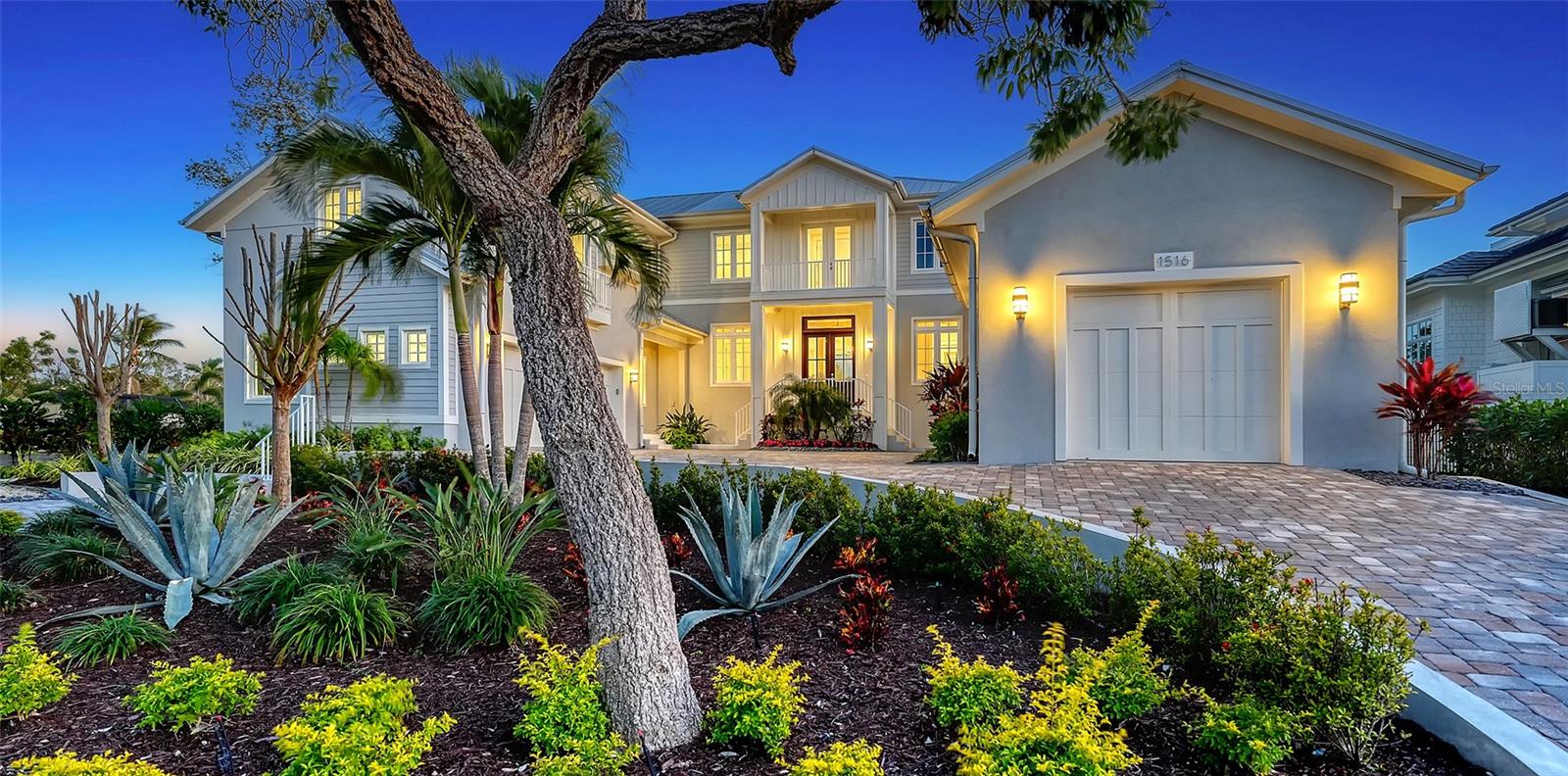 Single Family Residence in SARASOTA, FL - Daniel Dourado