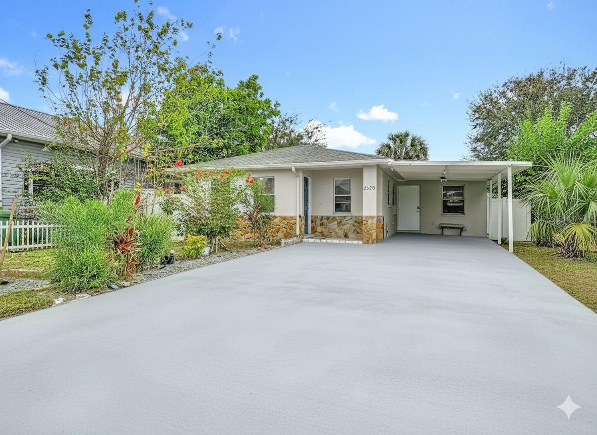 Single Family Residence in TAMPA, FL - Daniel Dourado